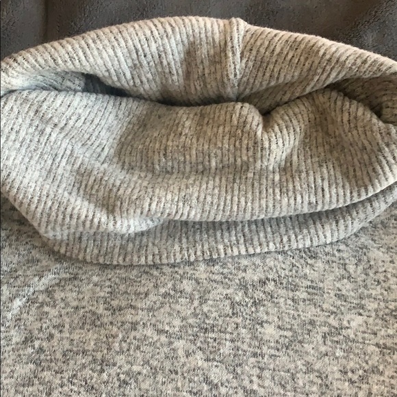 Like New! Ivy Ridge slant-turtleneck. - Picture 4 of 6